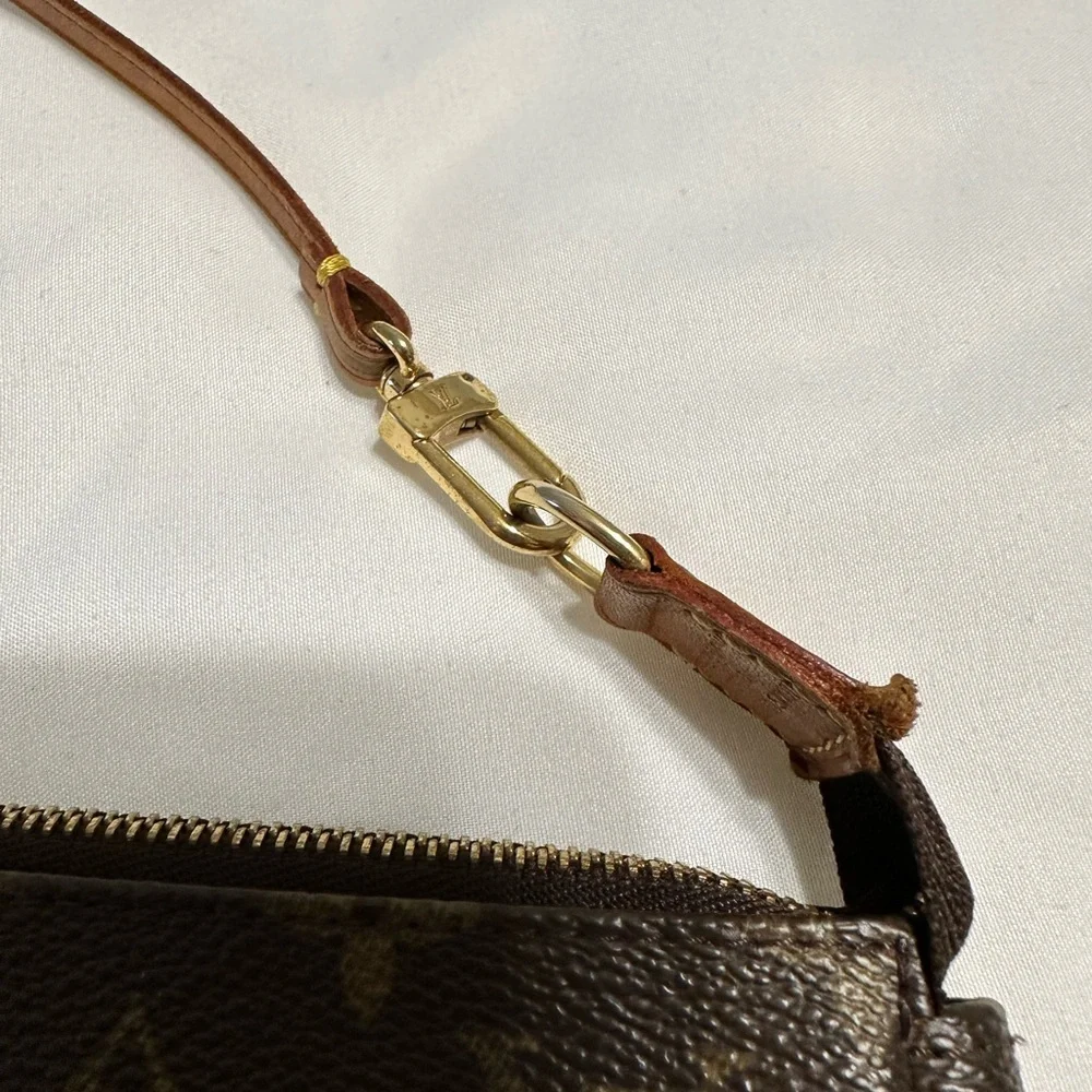 LOUIS VUITTON MONOGRAM CANVAS POCHETTE- Vintage Pre-loved - Authentic with tags - Picture 11 of 12